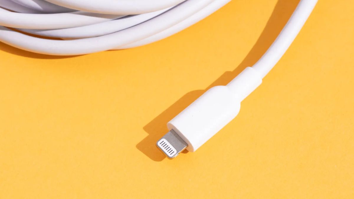 Kiểm tra lại bộ cáp sạc, dây sạc khi iPhone cắm sạc bị tắt nguồn