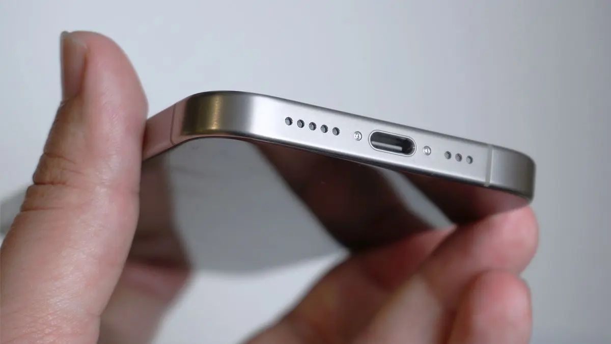 Kiểm tra lại cổng sạc khi iPhone cắm sạc bị tắt nguồn