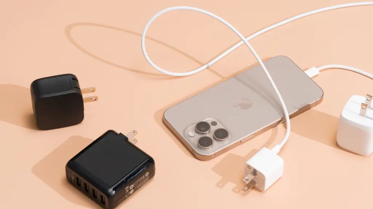 Đổi bộ sạc chính hãng khác khi iPhone cắm sạc bị tắt nguồn