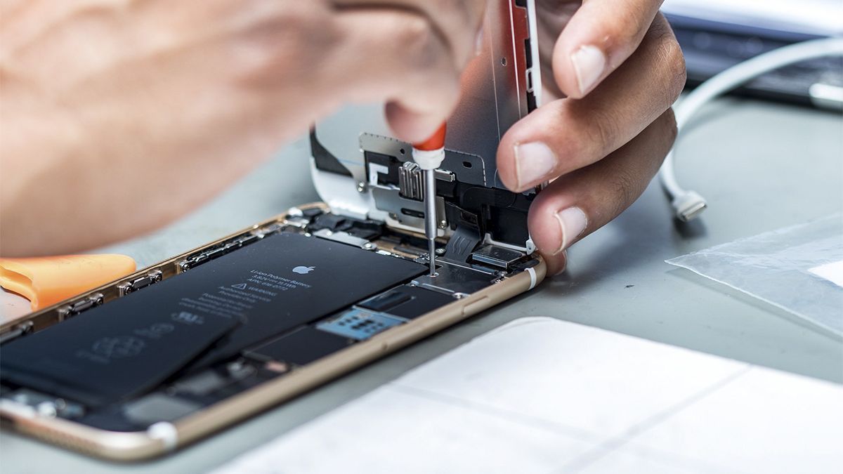 Mang đến trung tâm bảo hành Apple khi iPhone cắm sạc bị tắt nguồn