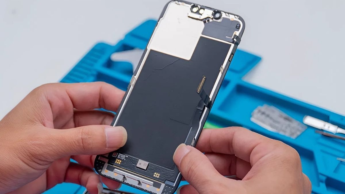 Liên hệ trung tâm sửa chữa uy tín khi iPhone không tải được ứng dụng trên Appstore