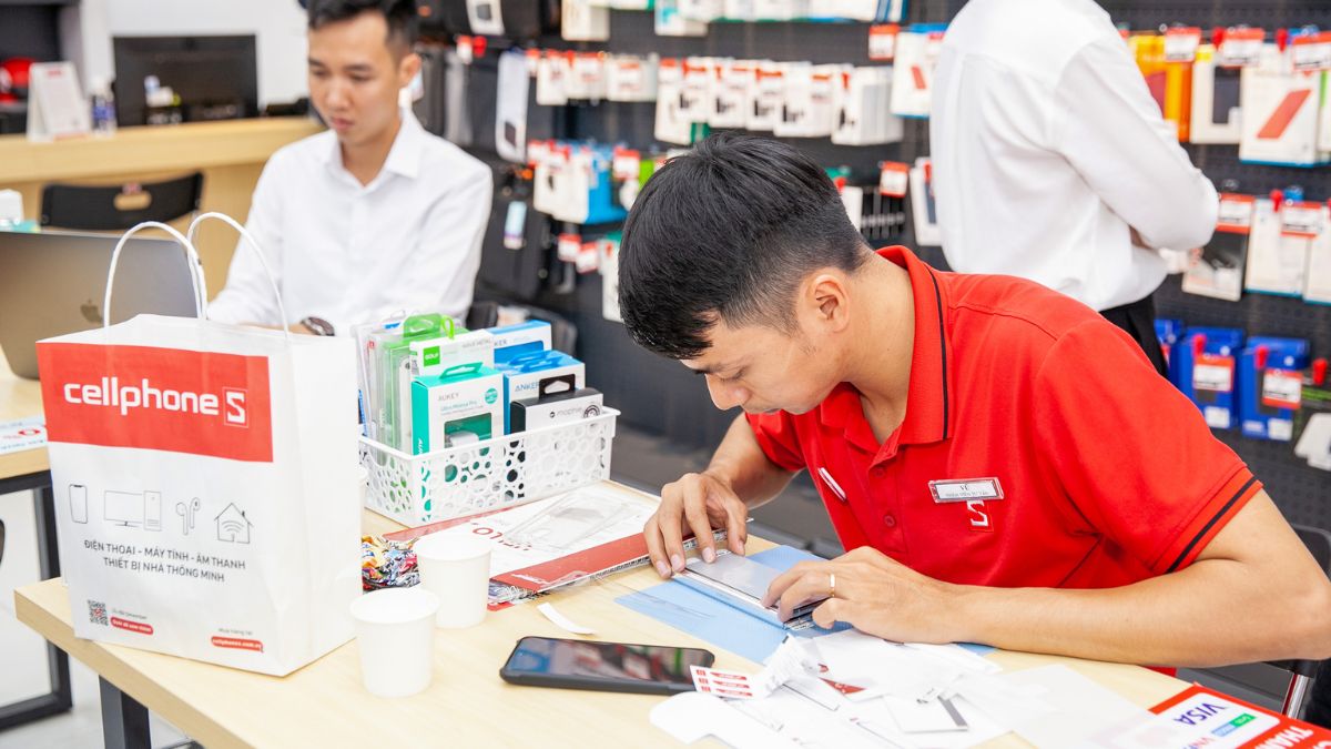 Mang đến trung tâm sửa chữa để khắc phục lỗi iPhone mất True Tone