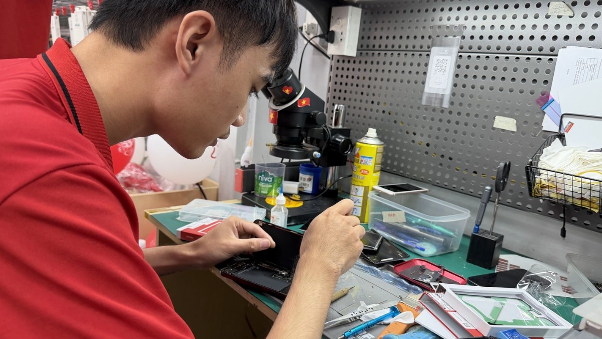 Sửa chữa tại cửa hàng uy tín khi iPhone sạc không lên phần trăm pin 