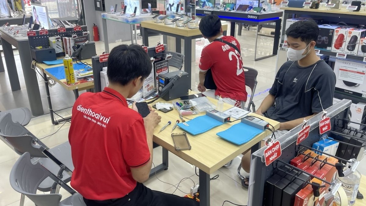 Mang đến cửa hàng sửa chữa uy tin khi loa iPhone bị rè 