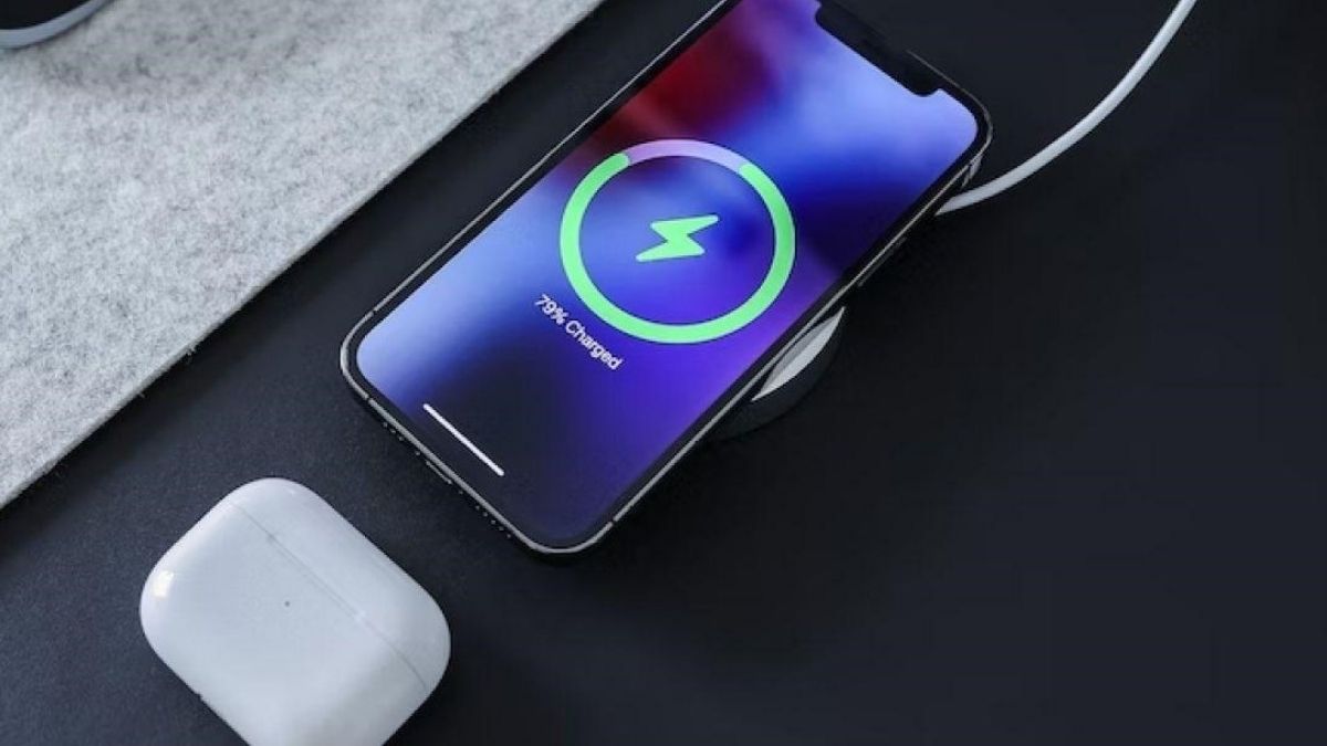 Kiểm tra pin 2 thiết bị khi gặp lỗi AirPods không thể kết nối được với iPhone