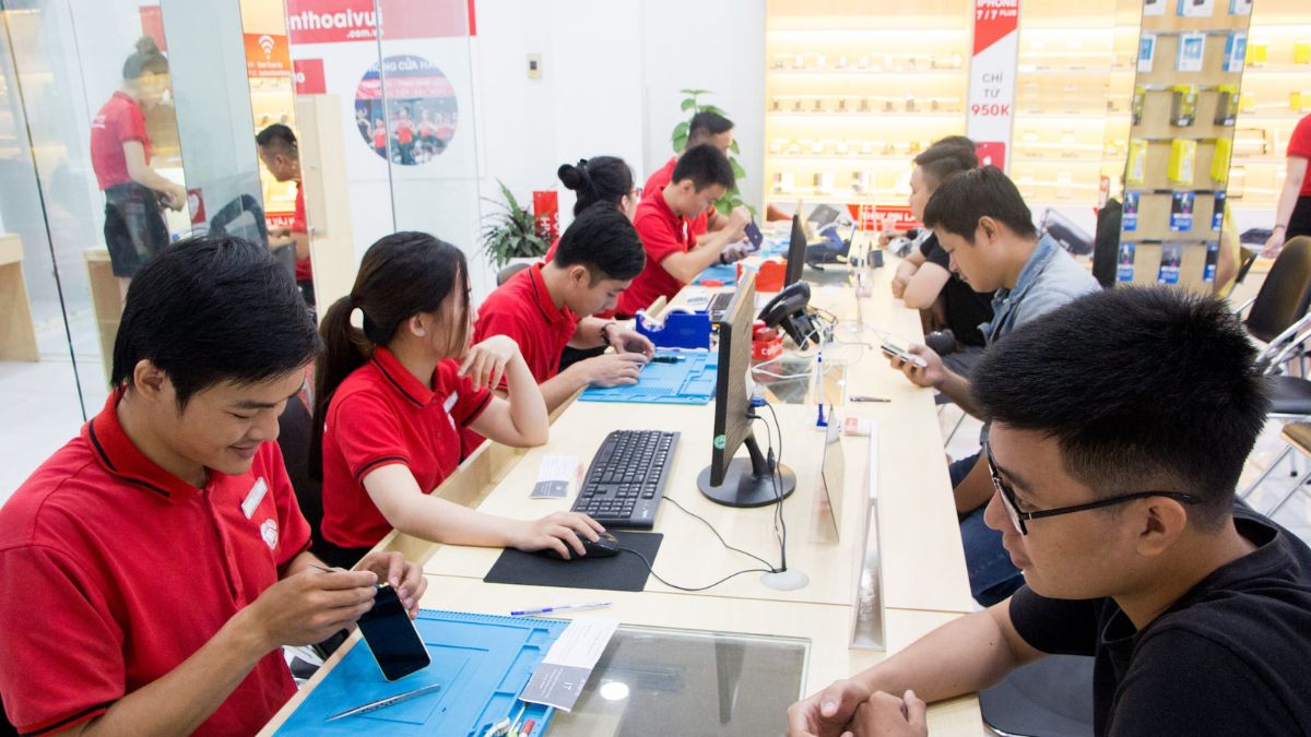 Mang đến cửa hàng sửa chữa uy tín khi màn hình iPhone bị lỗi màu