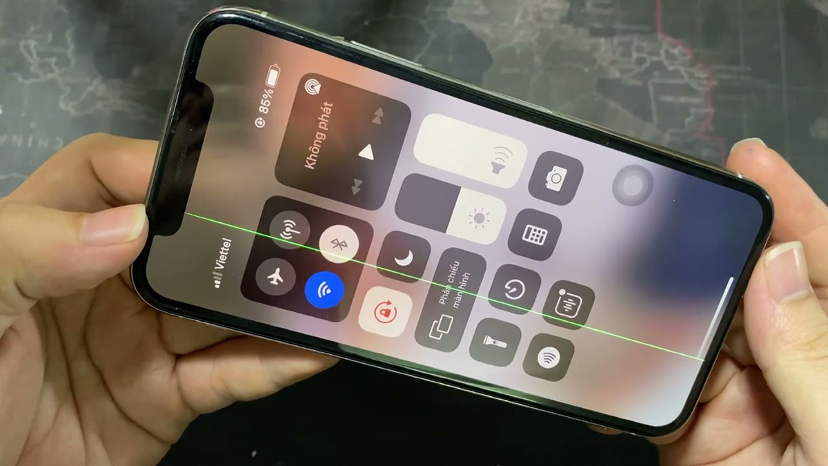 Tim hiểu lỗi màn hình iPhone bị vệt xanh