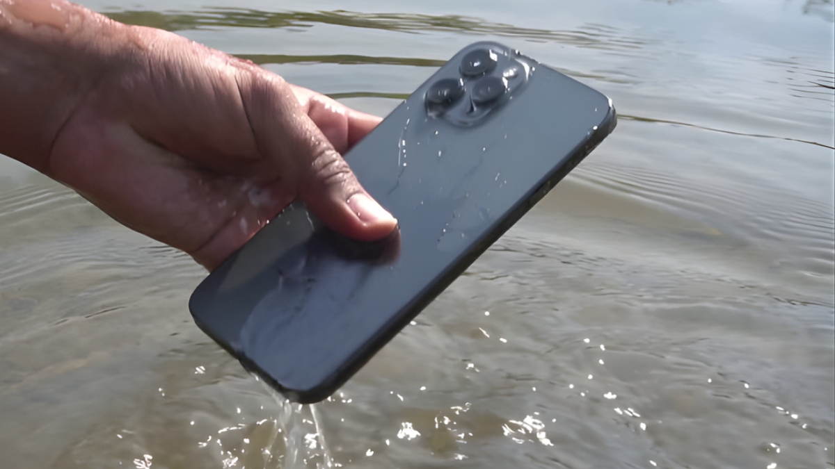 iPhone bị rơi vào nước khiến màn hình iPhone chớp nháy liên tục