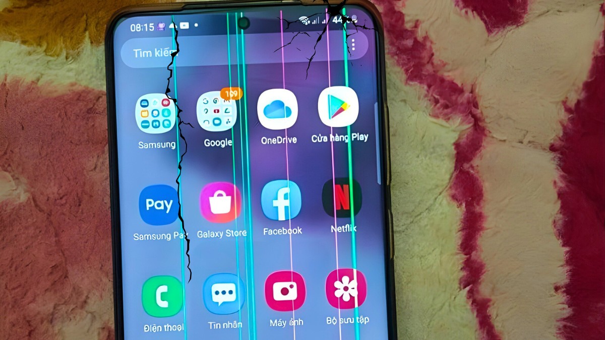 Màn hình Samsung S21 FE bị sọc do va đập