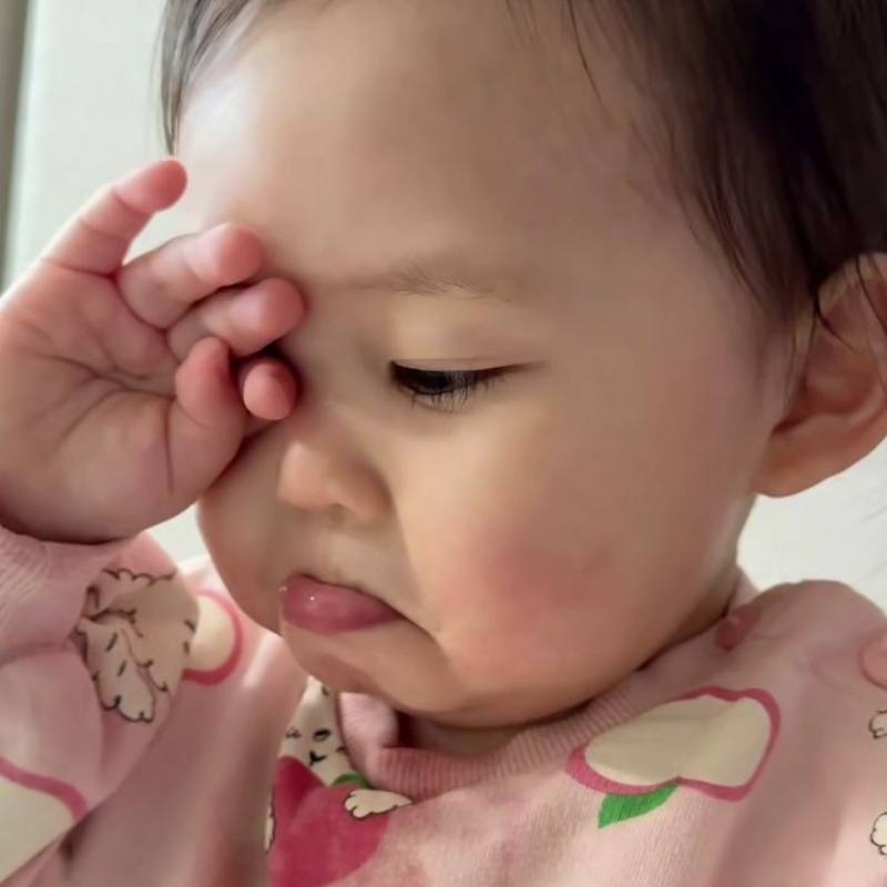 Ảnh meme khóc suy nghĩ nhiều