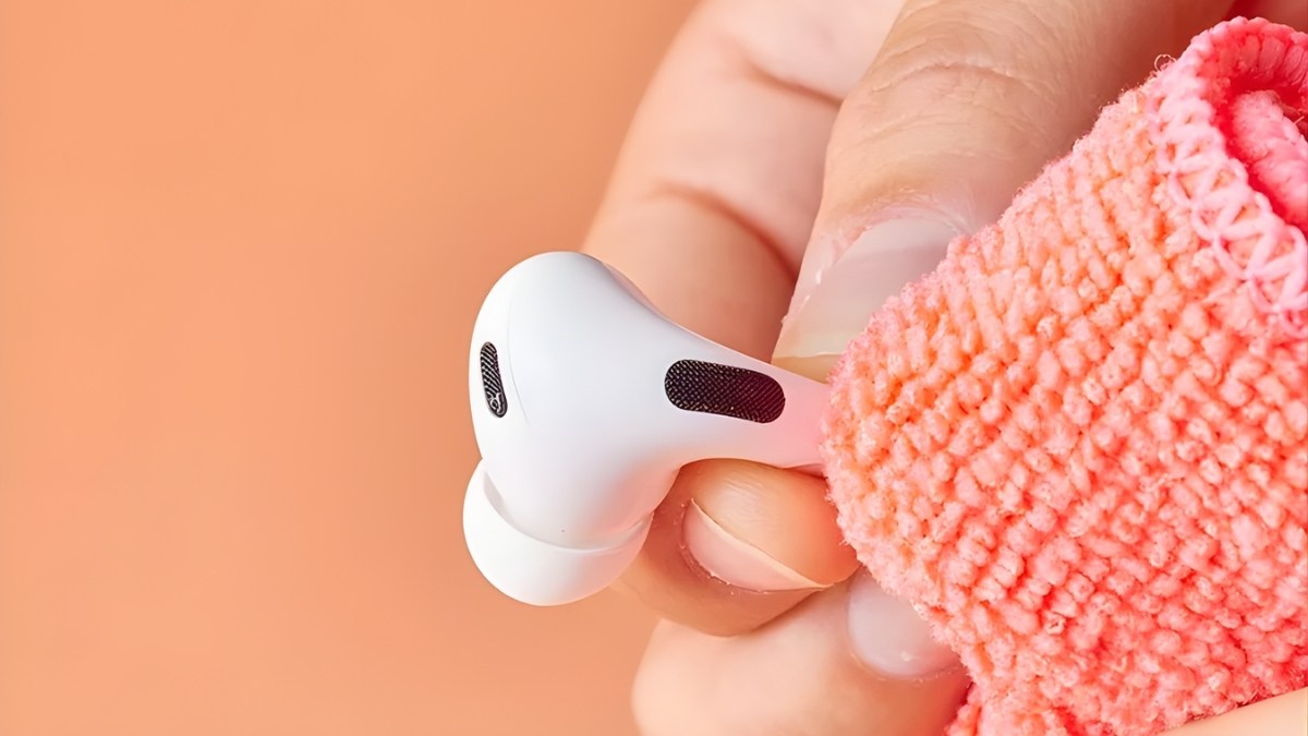 Vệ sinh mic và khay sạc khi mic AirPods bị hư - bước 1