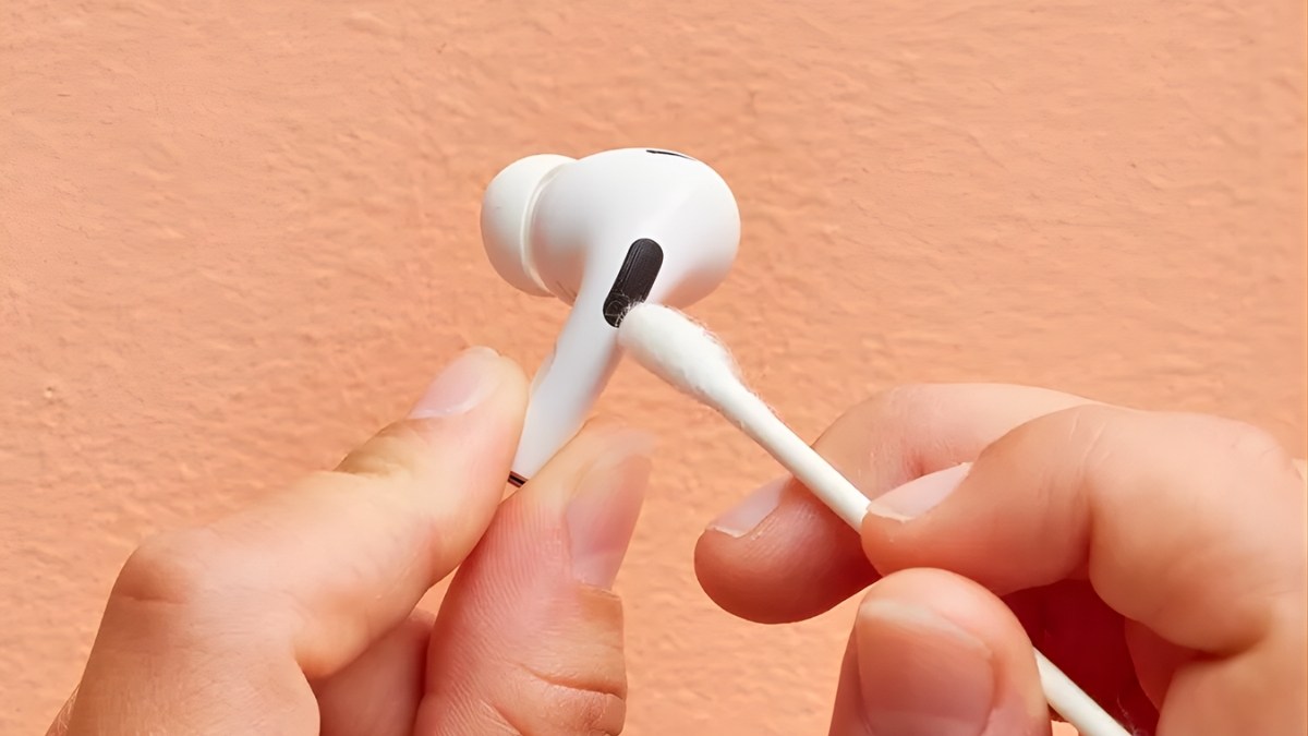 Vệ sinh mic và khay sạc khi mic AirPods bị hư - bước 2