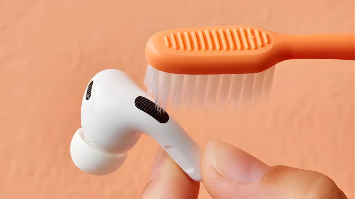 Vệ sinh mic và khay sạc khi mic AirPods bị hư - bước 3