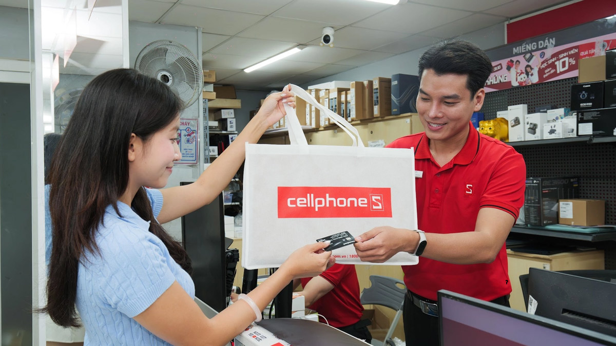 CellphoneS là địa chỉ mua sạc dự phòng màu cam chính hãng
