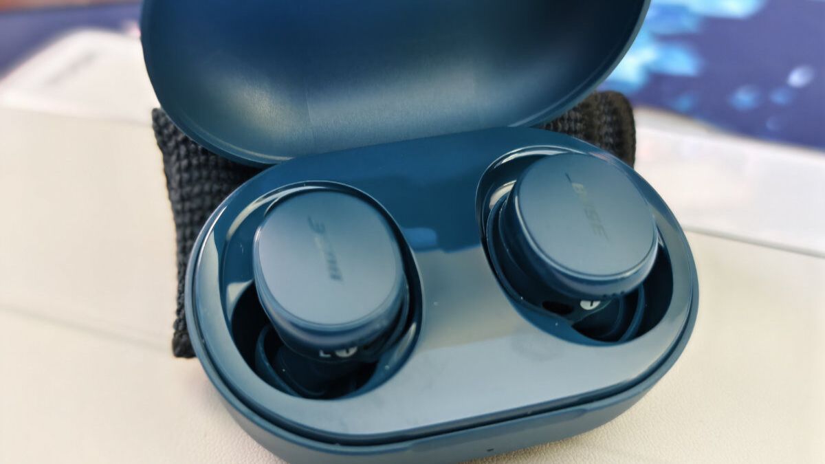 Tai nghe bluetooth màu xanh Bose Quietcomfort Earbuds