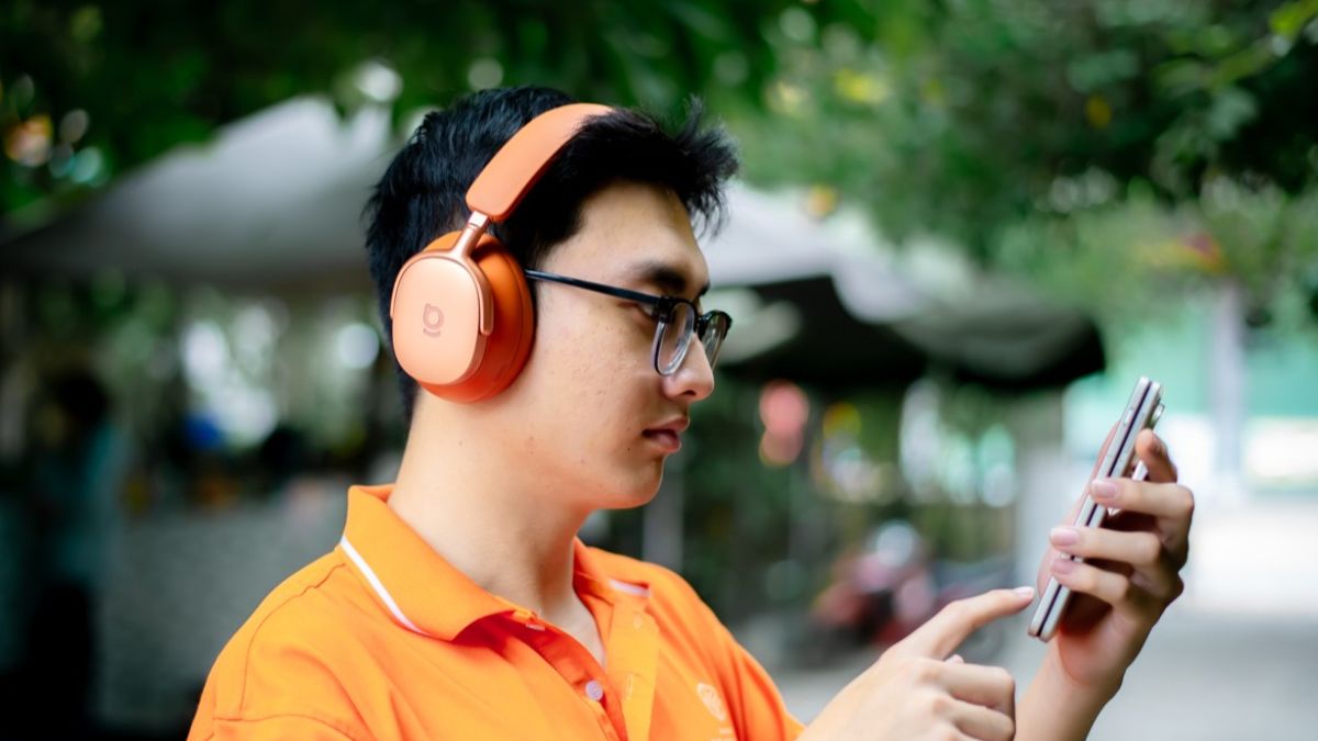 Lý do tai nghe màu cam trở thành xu hướng thời trang