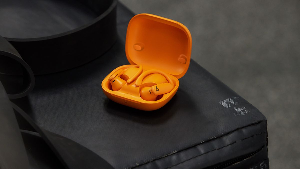 Tai nghe màu cam Powerbeats Pro 2
