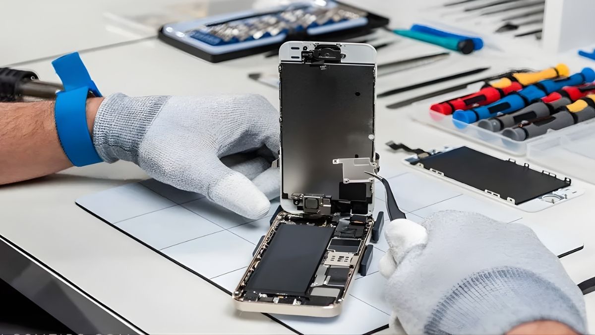 Mang đến cửa hàng sửa chữa uy tín khi tắt nguồn iPhone 14 khi bị đơ