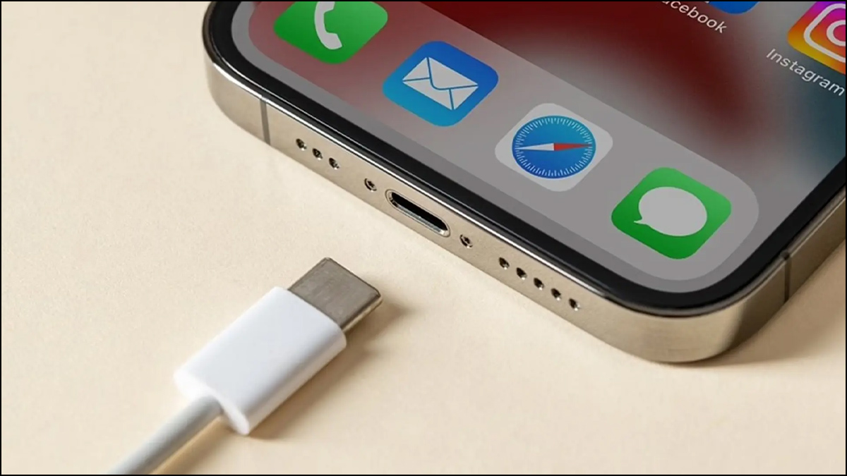 iPhone phát hiện chất lỏng: Nguyên nhân & cách khắc phục - làm khô đầu nối lightning