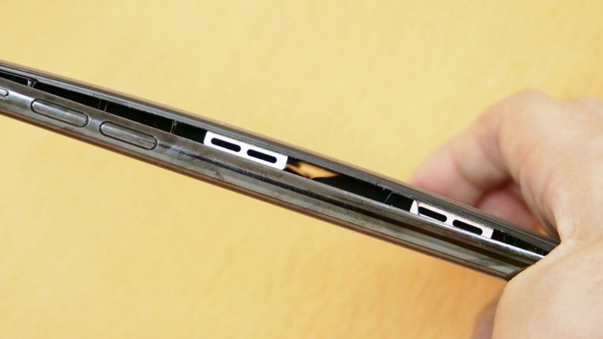 Tại sao cần phải sửa điện thoại bị hở màn hình? - bụi nước dễ xâm nhâph