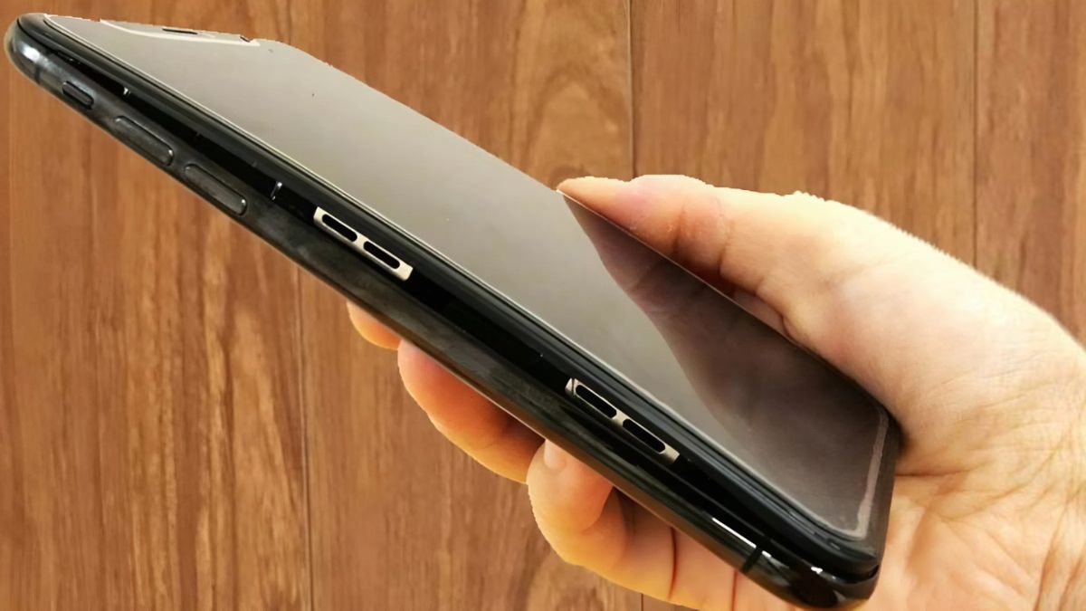 Tại sao cần phải sửa điện thoại bị hở màn hình? - giảm trải nghiệm cầm nắm điện thoại