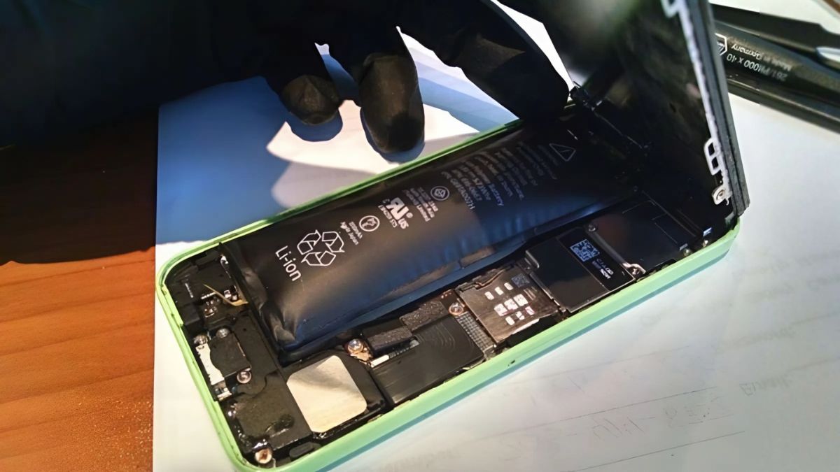 Tại sao cần phải sửa điện thoại bị hở màn hình? - có thể gây nổ do pin