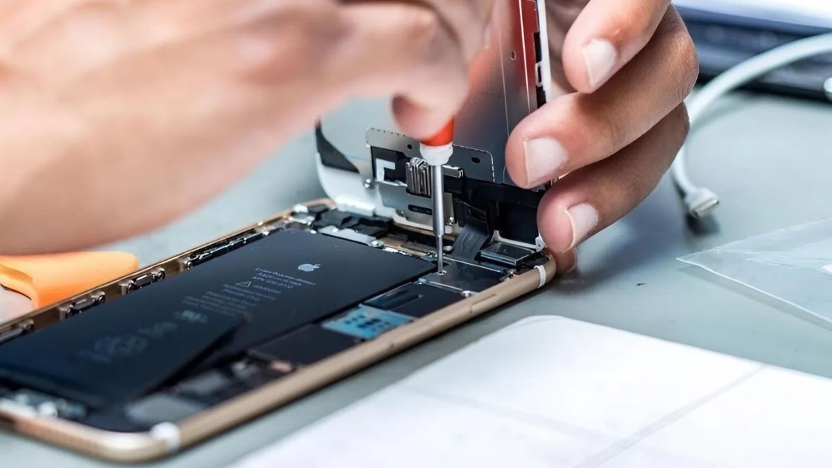 Mang máy đến trung tâm để sửa micro iphone