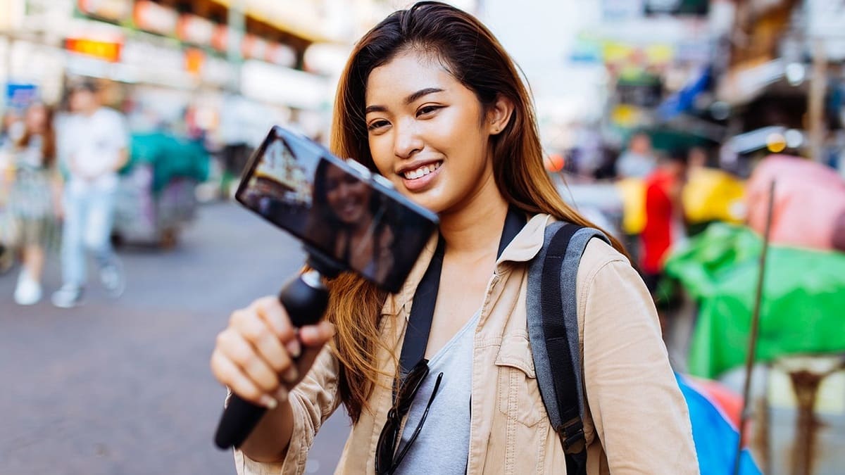 Mẹo chụp ảnh selfie tạo sự khác biệt - dùng gậy selfie