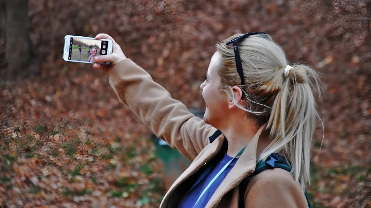 Mẹo chụp ảnh selfie tạo sự khác biệt - trang điểm nhẹ và thả lỏng