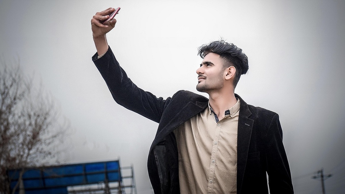 Cách tạo dáng chụp ảnh selfie cho nam ngầu - chọn góc nghiêng