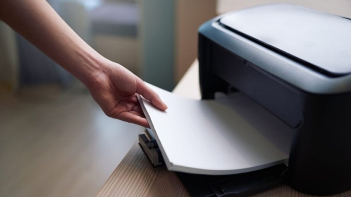 Đặt khổ giấy A4 vào khay đúng vị trí vào máy Epson L805