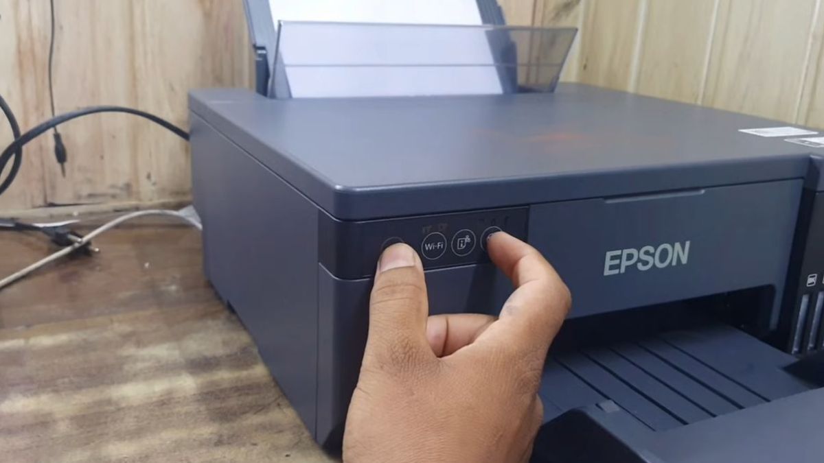 Ấn giữ nút giấy và nút nguồn cho máy in Epson L805