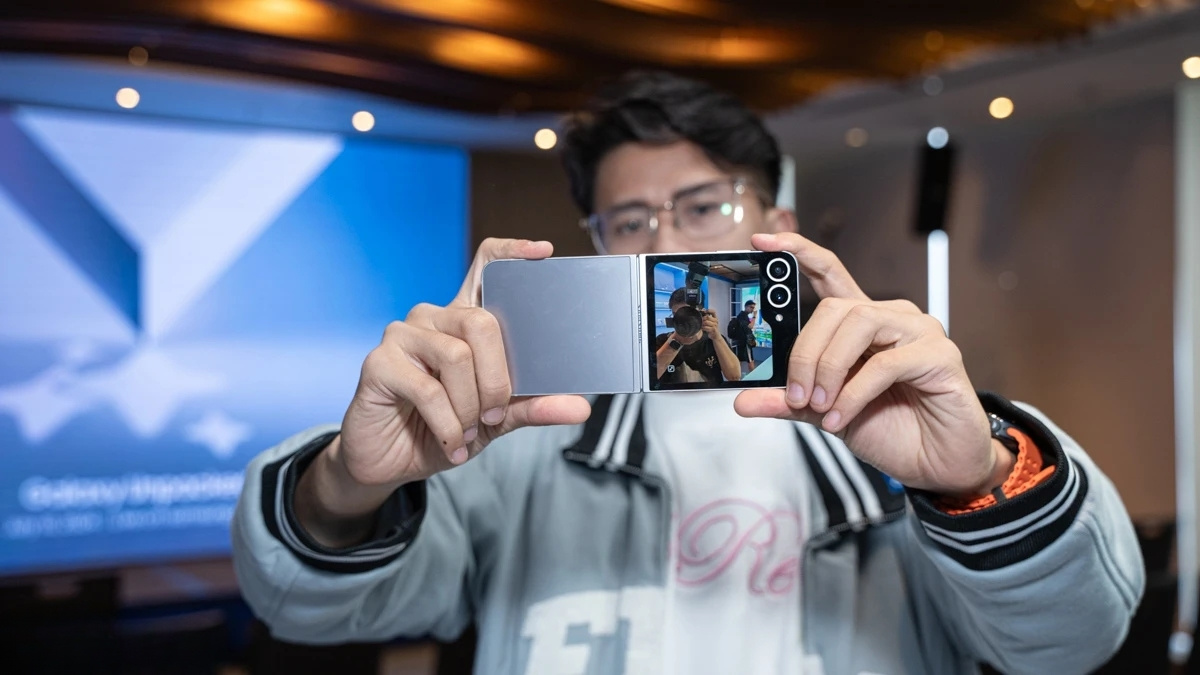 Samsung Galaxy Z Flip 7  là gì