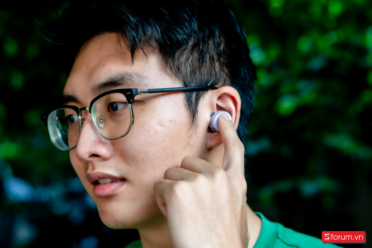 Ngoài điều khiển bằng nút bấm, Bose QuietComfort 2024 còn hỗ trợ điều khiển bằng giọng nói và cảm ứng