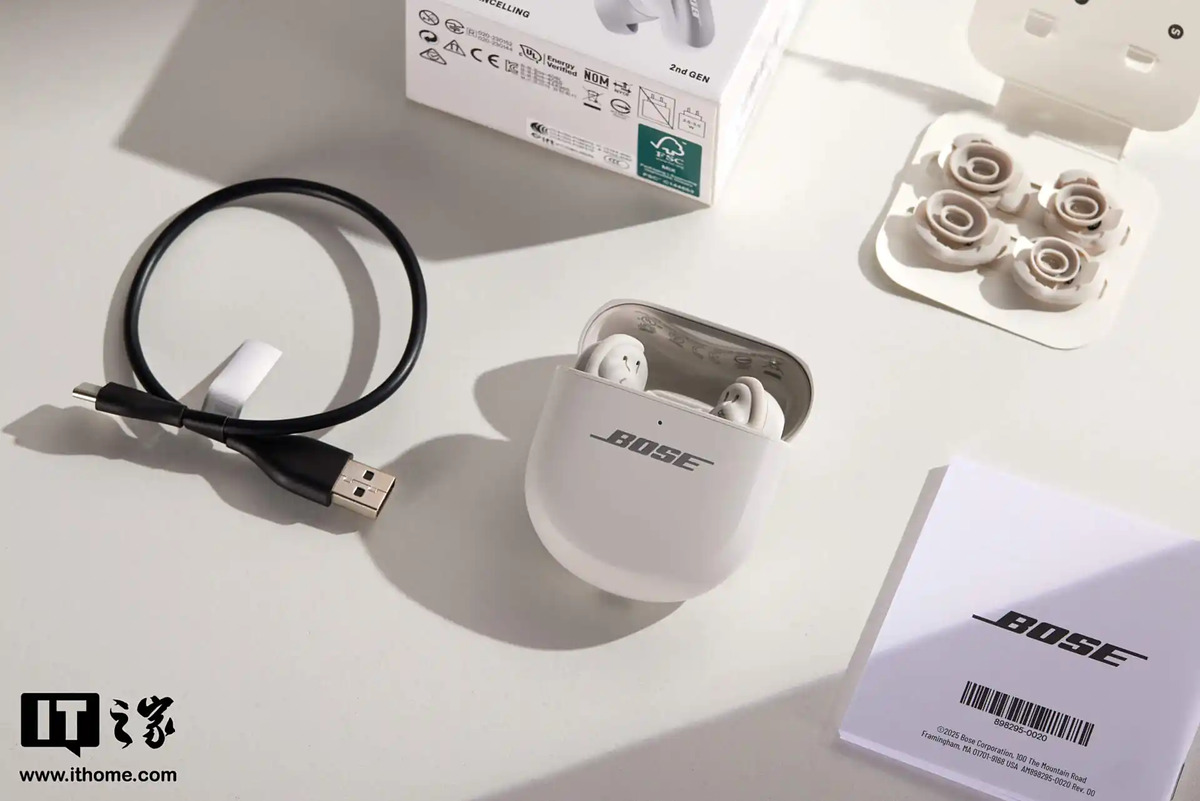 Đánh giá Bose QuietComfort Ultra 2 về màu sắc hộp sạc