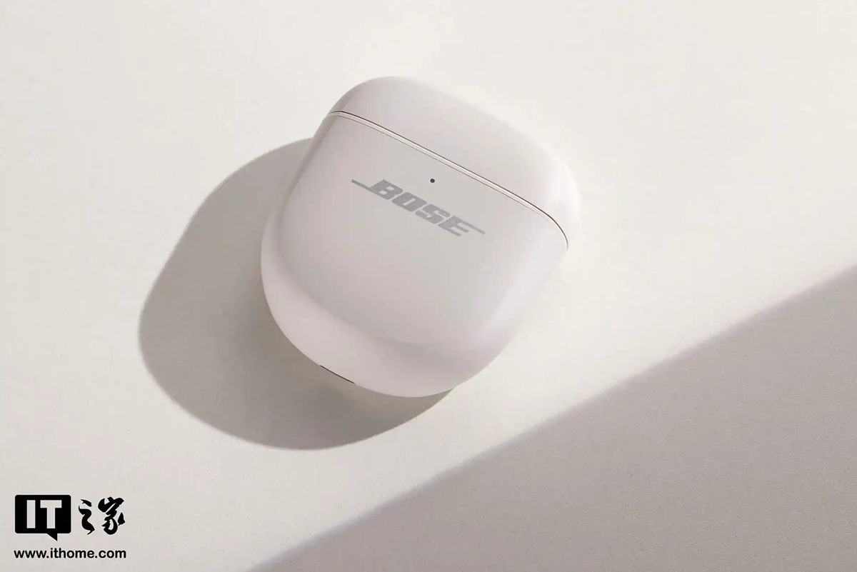 Đánh giá Bose QuietComfort Ultra 2 về thiết kế hộp sạc