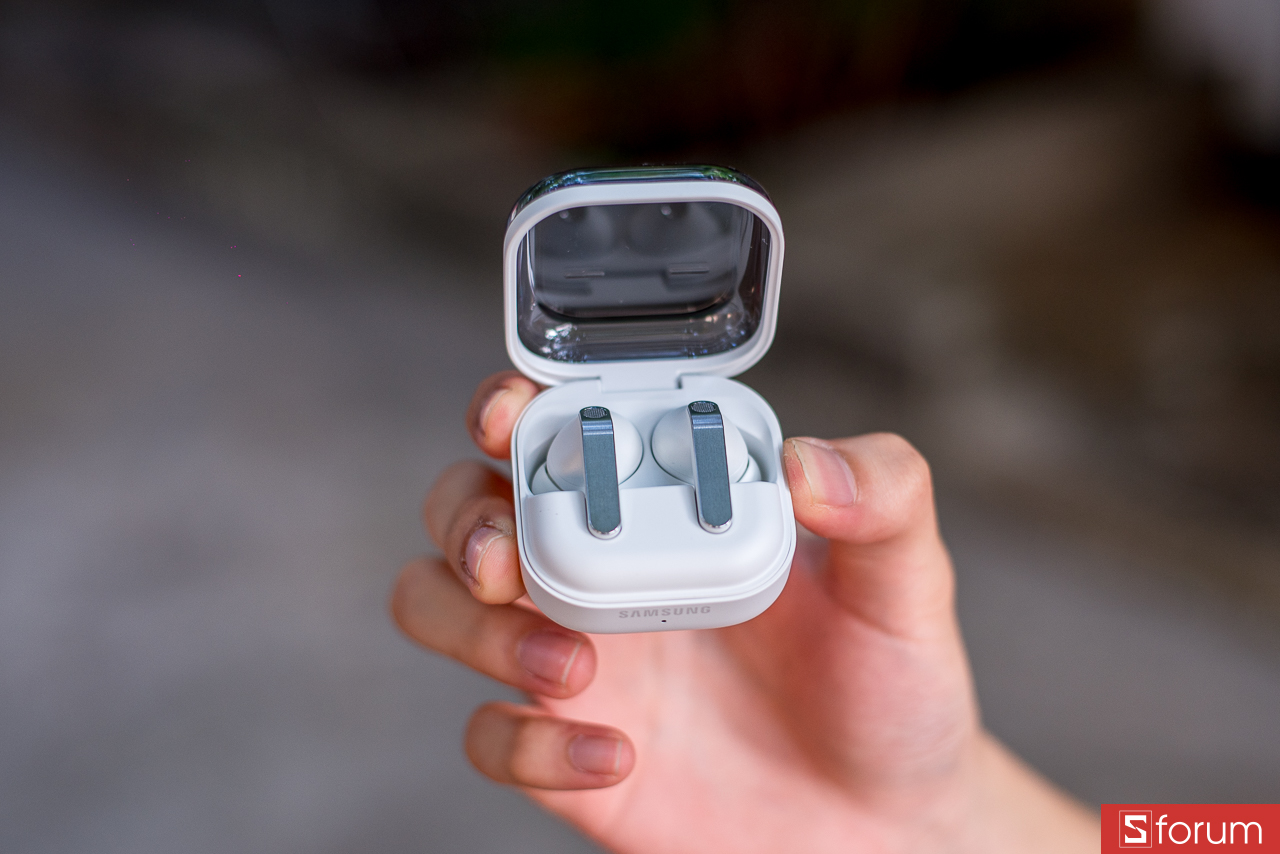 Tổng thể hộp sạc có độ hoàn thiện cực kì cao