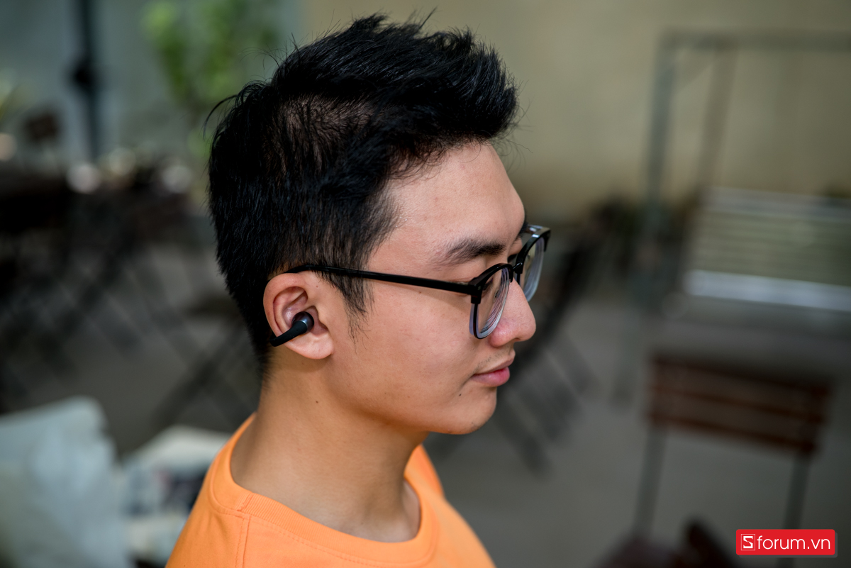 Phần loa nhỏ gọn đặt gần ống tai không gây cảm giác bí bách