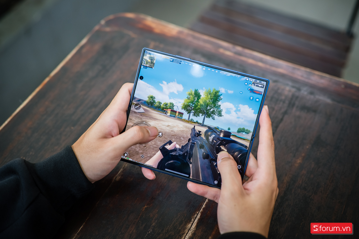 Khi chơi PUBG với thiết lập đồ họa ở mức cao nhất, máy vẫn chạy mượt mà