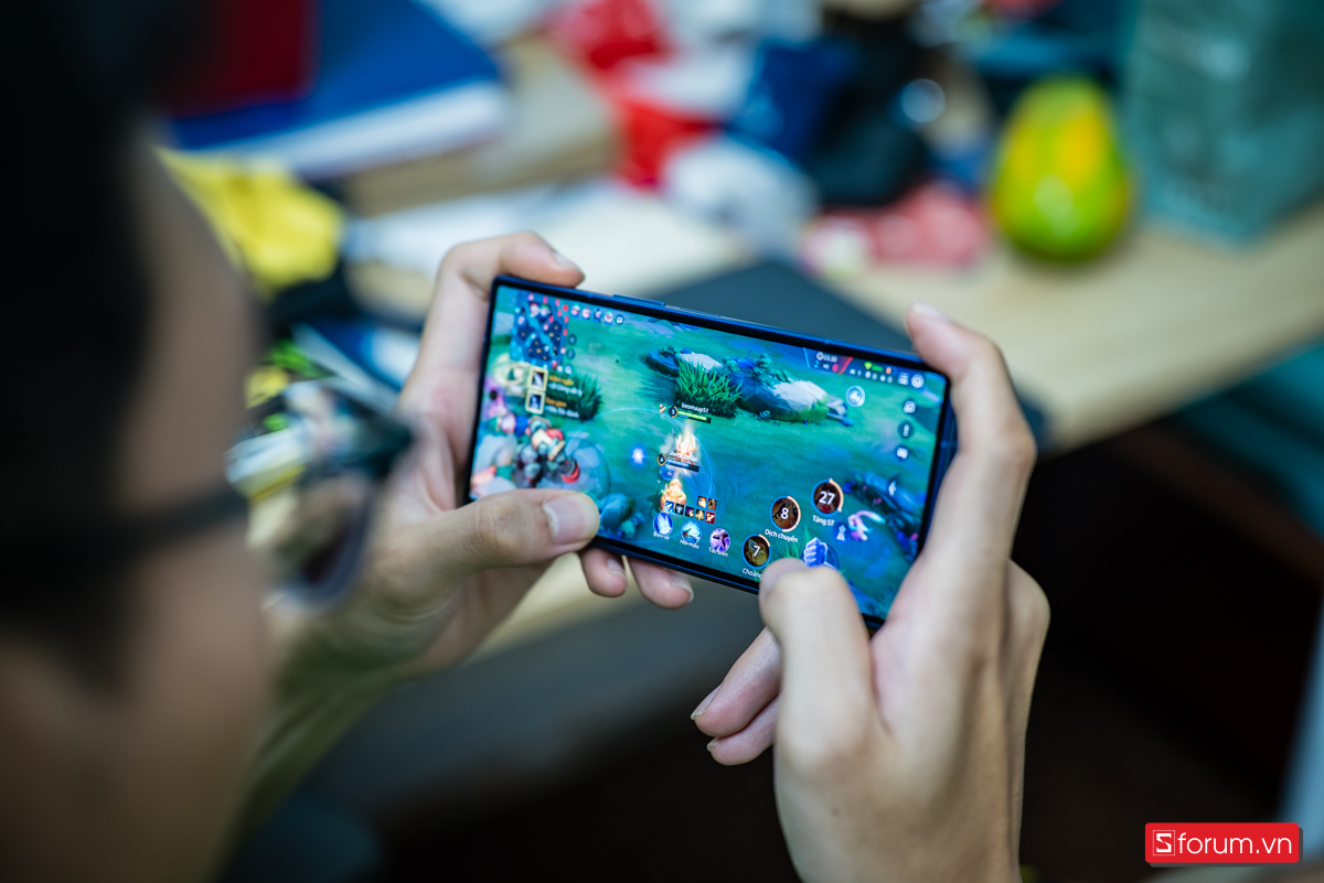 Màn hình cover trên Galaxy Z Fold7 với tỷ lệ 21:9