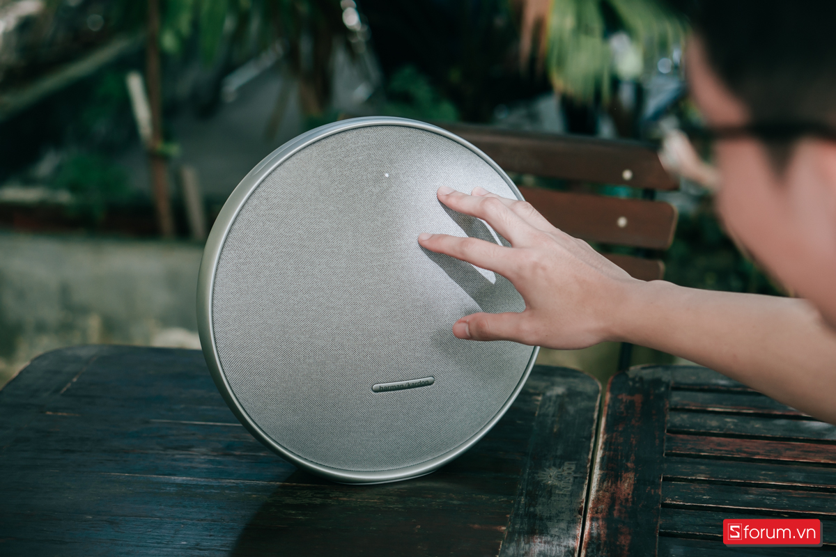 Toàn bộ hai mặt trước/sau bao phủ bởi vải Kvadrat cao cấp, sờ mịn và rất đẹp. 