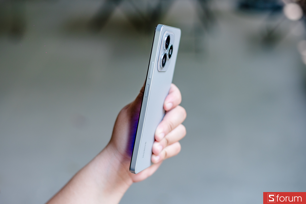 Đánh giá Honor X8d về thiết kế: Cầm nắm thoải mái nhờ thiết kế mỏng nhẹ