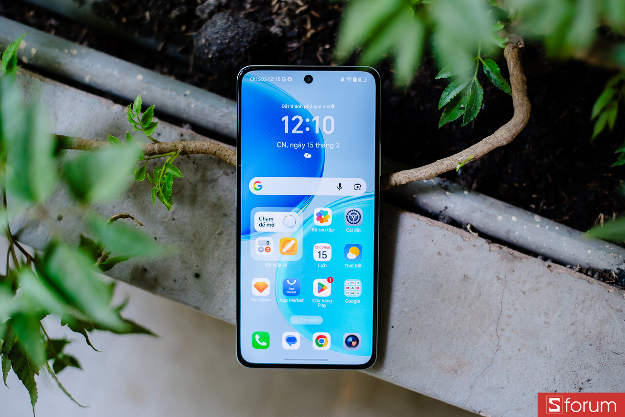 Ở mặt trước, phần viền màn hình nhìn khá mỏng, lỗ đục camera đặt giữa