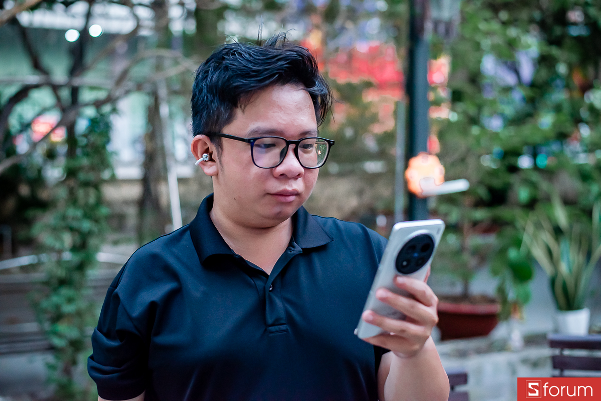 Khả năng đàm thoại và lọc tiếng ồn môi trường chỉ ở mức khá