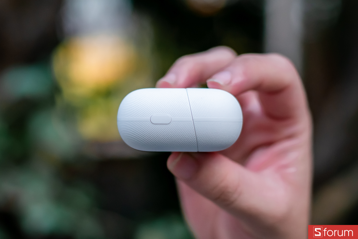 Hộp sạc mới được thiết kế theo phong cách vuông vắn nhưng được bo cong mềm mại ở các góc