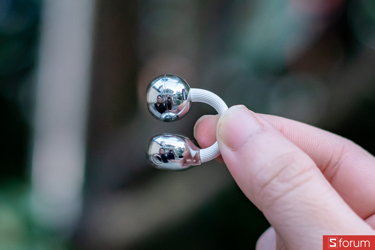 Phần Acoustic Ball (củ loa) được làm bóng loáng như tráng gương dễ bám bẩn