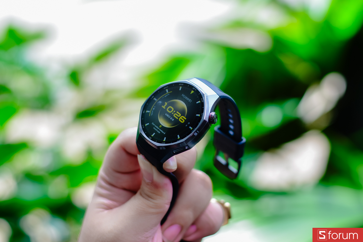 Điểm nhấn đắt giá là phần viền bezel được làm từ gốm nanocrystal