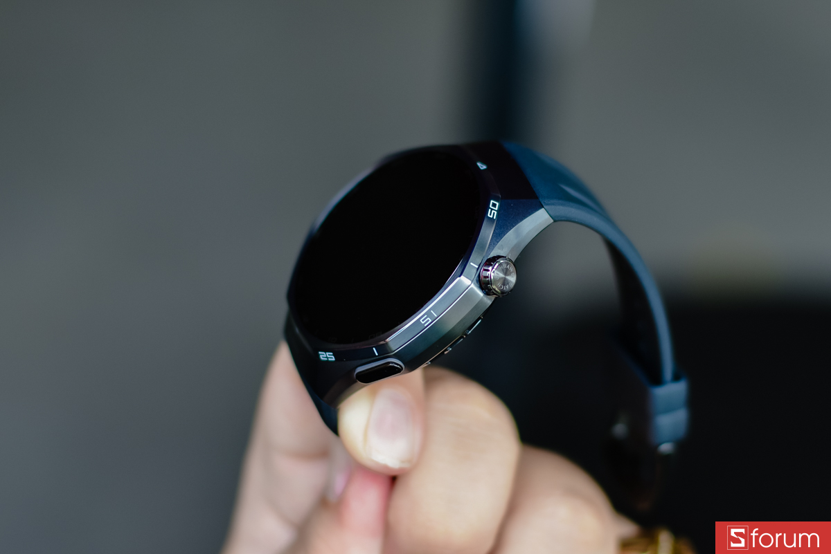 Điểm nhấn đắt giá là phần viền bezel được làm từ gốm nanocrystal