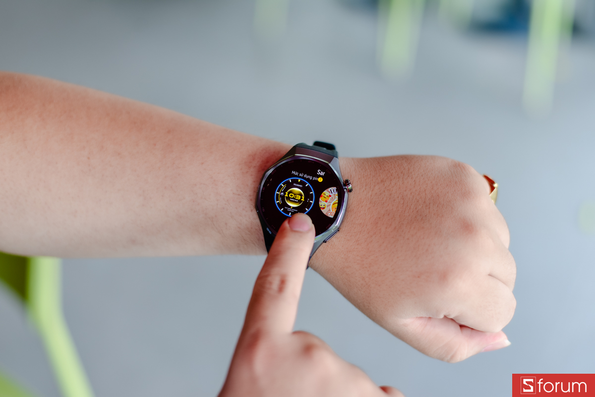 Kích thước của phiên bản 46mm khá vừa vặn với cổ tay nam giới châu Á