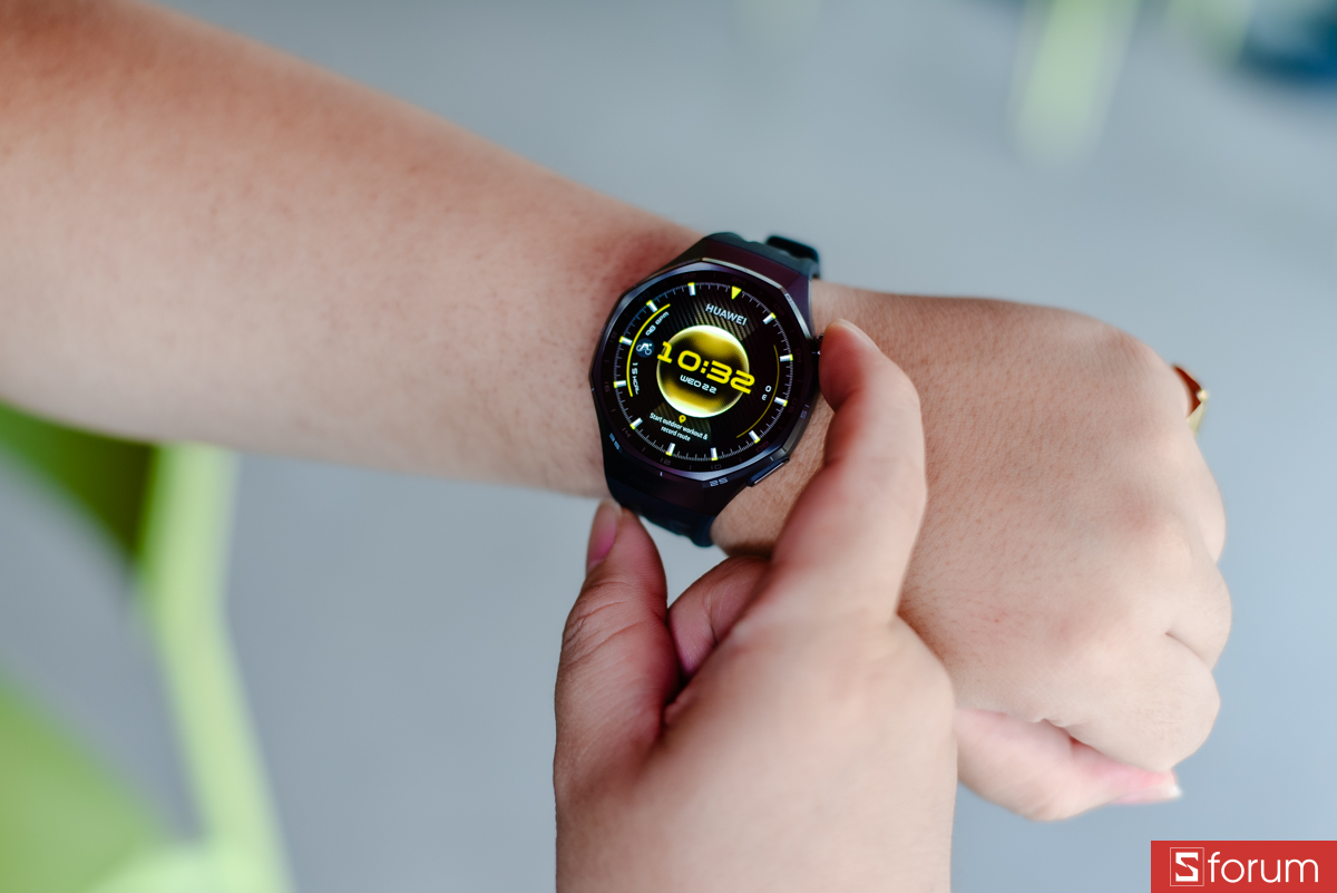 Một vòng bezel phụ với các vạch chia đặc trưng vẫn được đặt bên trong mặt kính